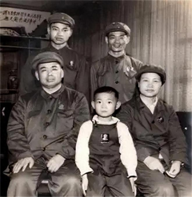 任过两个军区的司令员如今72岁了米乐m6网站他是将军的小儿子曾担(图1)
